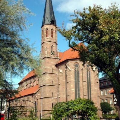 Zu sehen ist die Martinskirche in Heilbad Heiligenstadt aus Richtung des Literaturmuseums.