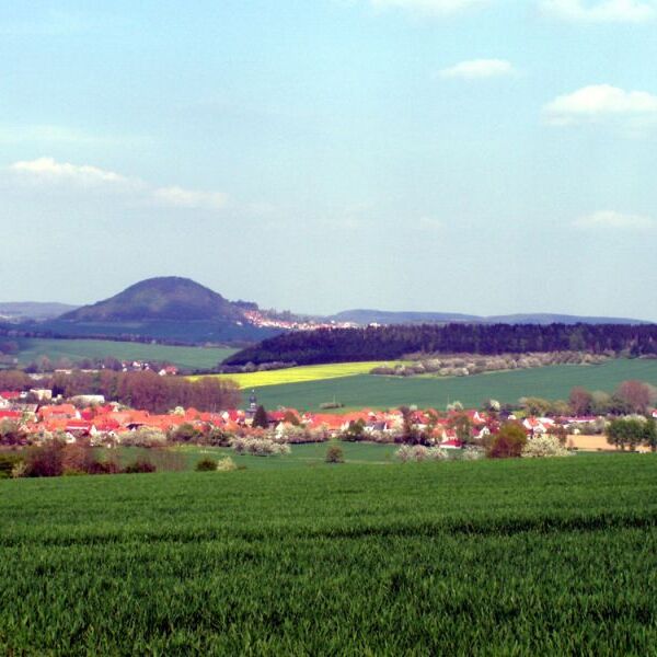 Das Foto zeigt den Rusteberg bei Marth.