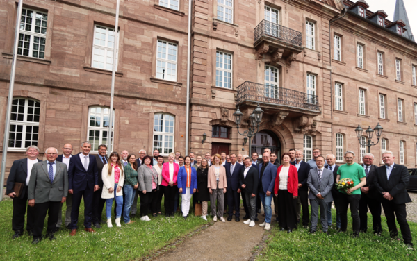 Foto des Kreistages nach der letzten Sitzung der Wahlperiode. Vor dem Mainzer Schloss in Heiligenstadt stehen die Kreistagsmitglieder sowie Landrat Dr. Werner Henning zu einem Gruppenfoto beisammen.