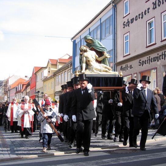 Zu sehen ist die Palmsonntagsprozession in Heilbad Heiligenstadt. Träger tragen eine Christusstatue.